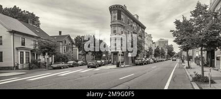 Stadtstraße mit geparkten Autos, Cambridge, Massachusetts, USA Stockfoto