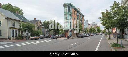 Stadtstraße mit geparkten Autos, Cambridge, Massachusetts, USA Stockfoto