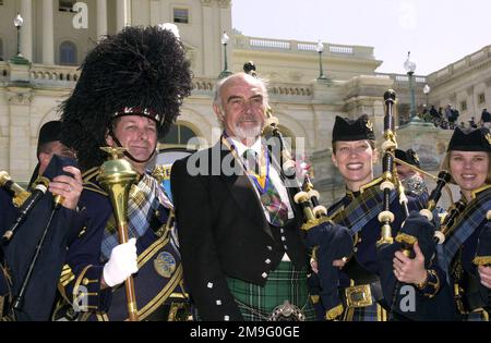 Unter der Leitung von Drum Major SENIOR MASTER Sergeant Jack Story, Mitglieder der US Air Force Reserve Pipe Band vom Robins Air Force Base, Georgia, posieren für ein Gruppenfoto mit Sir Sean Connery auf der Lower West Terrace des US Capitol nach der Zeremonie der National Tartan Day Capital. Der Tartan Day wurde durch ein Gesetz von US-Senator Trent Lott erlassen und ehrt das Erbe der Amerikaner schottischer Abstammung. Der internationale Filmstar Sir Sean Connery, der als einer der berühmtesten schottischen Amerikaner ausgezeichnet wurde, erhielt den William Wallace Award der American Scottish Foundation für seinen fortgesetzten schottischen Patrioti Stockfoto