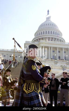 Unter der Leitung von Drum Major SENIOR MASTER Sergeant Jack Story marschiert die US Air Force Reserve Pipe Band vom Luftwaffenstützpunkt Robins, Georgia, in die Lower West Terrace des US Capitol, um bei der National Tartan Day Capital Zeremonie aufzutreten. Der Tartan Day wurde durch ein Gesetz von US-Senator Trent Lott erlassen und ehrt das Erbe der Amerikaner schottischer Abstammung. Basis: Washington State: District of Columbia (DC) Land: Vereinigte Staaten von Amerika (USA) Stockfoto