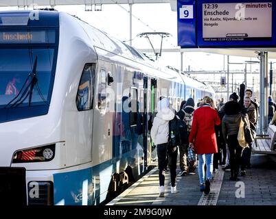 ZWOLLE - Reisende steigen in einen Regionalzug der Fluggesellschaft Keolis. Tausende von Busfahrern, Fahrern und Dirigenten im Regionalverkehr werden am Donnerstag und Freitag ihre Arbeit einstellen. Die Maßnahme schließt sich an eine Tarifvereinbarung zwischen Gewerkschaften und Arbeitgebern an. ANP SEM VAN DER WAL niederlande raus - belgien raus Stockfoto