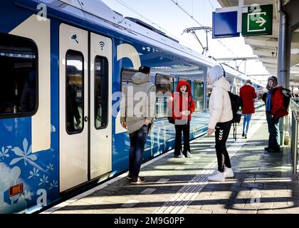 ZWOLLE - Reisende in einem Regionalzug der Fluggesellschaft Keolis. Tausende von Busfahrern, Fahrern und Dirigenten im Regionalverkehr werden am Donnerstag und Freitag ihre Arbeit einstellen. Die Maßnahme schließt sich an eine Tarifvereinbarung zwischen Gewerkschaften und Arbeitgebern an. ANP SEM VAN DER WAL niederlande raus - belgien raus Stockfoto