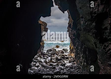 Lavahöhle beim Charco Azul, El Hierro, Kanarische Inseln, Spanien | Lavahöhle bei Charco Azul, El Hierro, Kanarische Inseln, Spanien Stockfoto