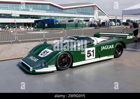 Dreiviertel-Vorderansicht eines Jaguar XJR6 aus dem Jahr 1985, der von Martin Brundle und M Thackwell gefahren wurde und auf dem Silverstone Classic 2022 ausgestellt ist Stockfoto