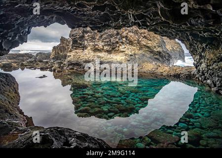 Lavahöhle mit Naturschwimmbecken beim Charco Azul, El Hierro, Kanarische Inseln, Spanien | Lavahöhle mit natürlichem Pool Charco Azul, El Hierro, Cana Stockfoto