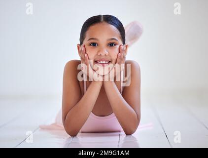 Sie ist die süßeste Ballerina. Porträt eines kleinen Mädchens, das in einem Ballettstudio auf dem Boden liegt. Stockfoto