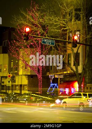 Stadtstraße bei Nacht, Chicago, Illinois, USA Stockfoto