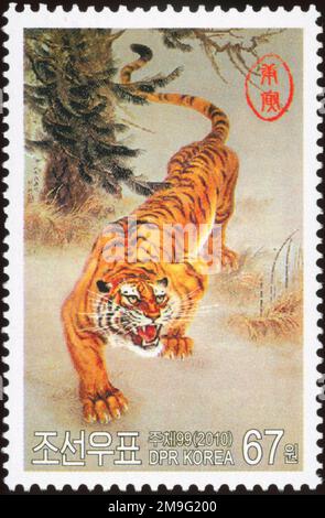 2010 nordkoreanische Briefmarke mit einem traditionellen Gemälde eines koreanischen Tigers für das Jahr des Tigers, DVRK Philatelie. Stockfoto