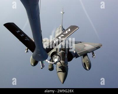 010420-F-1540F-002. [Complete] Scene Caption: Ein französischer Air Force Mirage 2000, der über der Adria von einem US KC-135R Stratotanker aus dem 117. Air Tanken Flügel (ARW), Birmingham, Alabama, aufgetankt wurde. US-Tankflugzeuge sind hier stationiert, um NATO-Kampfflugzeuge aufzufüllen, die Luftpatrouillen über den Balkan fliegen. Die 117. Armee wurde im letzten Monat auf dem Luftstützpunkt Istres als Teil der 16. Expeditionary Operations Group eingesetzt, einer kleinen Einheit der US-Luftwaffe, die sich auf diesem französischen Luftstützpunkt als Teil der Operation JOINT FORGE befindet. Die 16. Expeditionary Operations Group ist eine Einheit des 16. Air Ex Stockfoto