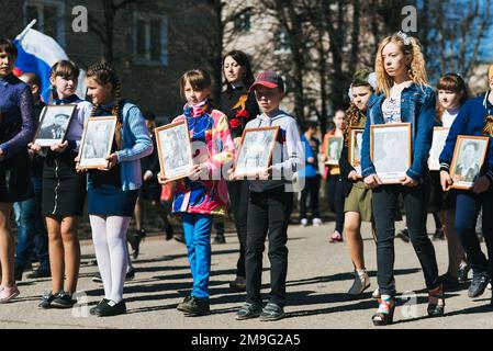 VICHUGA, RUSSLAND - 9. MAI 2018: Kinder auf der Siegesparade zu Ehren des Zweiten Weltkriegs Marsch des unsterblichen Regiments Stockfoto