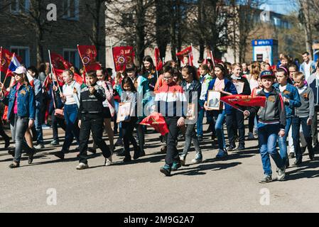 VICHUGA, RUSSLAND - 9. MAI 2018: Kinder auf der Siegesparade zu Ehren des Zweiten Weltkriegs Marsch des unsterblichen Regiments Stockfoto