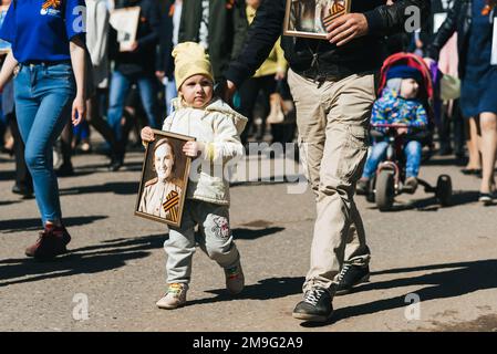 VICHUGA, RUSSLAND - 9. MAI 2018: Kinder auf der Siegesparade zu Ehren des Zweiten Weltkriegs Marsch des unsterblichen Regiments Stockfoto