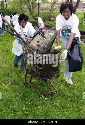 Stellvertretender Sekretär der Luftwaffe für Manpower Oberstleutnant der US-Luftwaffe Colonel Terri Toppin (links) und Linda Johnson-Stevens recycelten am 21. April 2001 einen Einkaufswagen, um ihnen beim Transport von Müll zu helfen. Die beiden sind Teil eines freiwilligen Air Force Teams vom Pentagon, das sich den einheimischen Bürgern im 4 Mile Run Park in Alexandria, Virginia, anschloss, um einen Berg von Müll zu sammeln. Basis: Alexandria Bundesstaat: Virginia (VA) Land: Vereinigte Staaten von Amerika (USA) Stockfoto