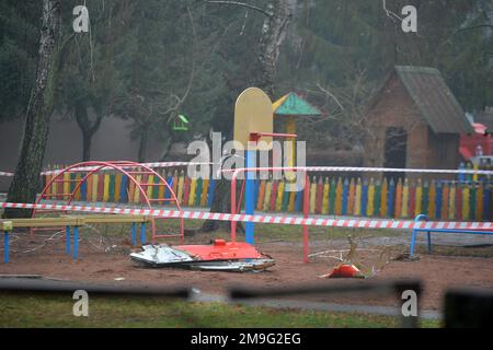 Brovary, Ukraine, 18. Januar 2023. - Die Teile des Hubschraubers werden auf dem Gelände eines Kindergartens in Brovary, Region Kiew, Nordukraine gesehen. Wie berichtet, starben 16 Menschen, darunter drei Kinder, und 30 Menschen wurden ins Krankenhaus eingeliefert. Alle neun Personen an Bord - sechs Mitglieder der operativen Gruppe des Innenministeriums, darunter Minister Denys Monastyrskyy und drei Crewmitglieder des staatlichen Rettungsdienstes - gehören zu den Toten.Credit:Ukrinform/Alamy Live News Stockfoto