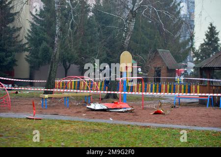 Brovary, Ukraine, 18. Januar 2023. - Die Teile des Hubschraubers werden auf dem Gelände eines Kindergartens in Brovary, Region Kiew, Nordukraine gesehen. Wie berichtet, starben 16 Menschen, darunter drei Kinder, und 30 Menschen wurden ins Krankenhaus eingeliefert. Alle neun Personen an Bord - sechs Mitglieder der operativen Gruppe des Innenministeriums, darunter Minister Denys Monastyrskyy und drei Crewmitglieder des staatlichen Rettungsdienstes - gehören zu den Toten.Credit:Ukrinform/Alamy Live News Stockfoto