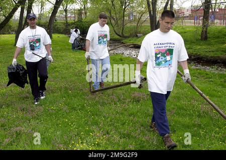 Terry Yonkers (links), stellvertretender Sekretär der Luftwaffe für Umweltsicherheit und Arbeitsmedizin, leitet ein Team von Freiwilligen der US-Luftwaffe vom Pentagon zur Unterstützung des Earth Day am 21. April 2001. Yonkers und sein Team haben sich den Einheimischen im 4 Mile Run Park in Alexandria, Virginia, angeschlossen, um einen Berg von Müll zu sammeln. Basis: Alexandria Bundesstaat: Virginia (VA) Land: Vereinigte Staaten von Amerika (USA) Stockfoto