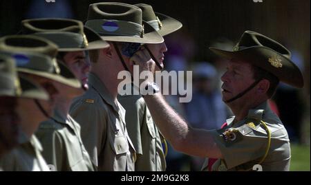 010425-F-1644L-001. [Complete] Scene Capricornia Battalion 42., Sergeant Major wischte den Schweiß von einem seiner Soldaten während der jährlichen Gedenkfeier des ANZAC-Tages (Australian/Neuseeland Army Corps), der am 25. April 2001 in Rockhampton, Australien, stattfindet. Die jährliche Parade ehrt die 35.000 Soldaten, die bei der Landung in Gallipoli am 25. April 1915 getötet oder verwundet wurden. ANZAC Day ehrt auch die tapferen Männer und Frauen Australiens und Neuseelands, die in Konflikten auf der ganzen Welt die Freiheit verteidigt haben. Die Gedenkfeier fand während DES TANDEMSCHUBS 2001 statt, bei dem es sich um einen Mähdrescher handelt Stockfoto