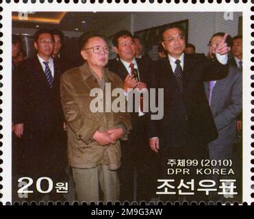 2010 nordkoreanische Briefmarke, die Kim Jong-il während eines diplomatischen Besuchs bei der Dalian Xuelong Industry Group in China zeigt. Stockfoto