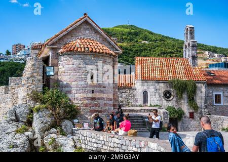 Kirche St. Sabba der Heilige, mit Santa Maria in der Punta Kirche auf der rechten Seite, in der Altstadt von Budva an der Adriaküste von Montenegro Stockfoto