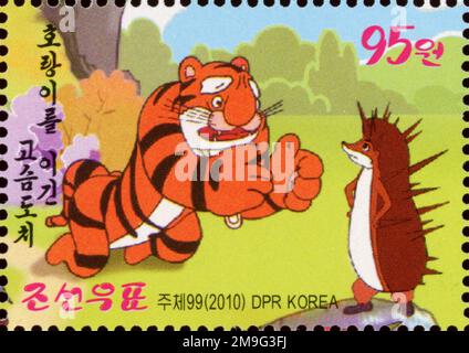 Nordkoreanische Briefmarke 2010 mit dem Zeichentrick „der Igel besiegt den Tiger“, einer politischen Allegorie für internationale Beziehungen. Stockfoto