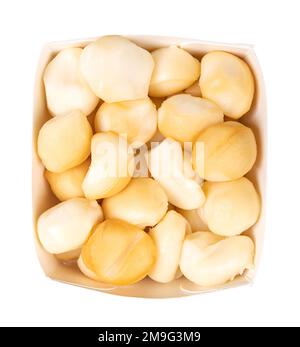 Geräucherte Scamorza, italienischer Pasta-Filata-Käse, in einer Schale aus Pappe. Winzige Häppchen aus gestrecktem Quark mit intensivem Aroma und einer mageren Farbe. Stockfoto