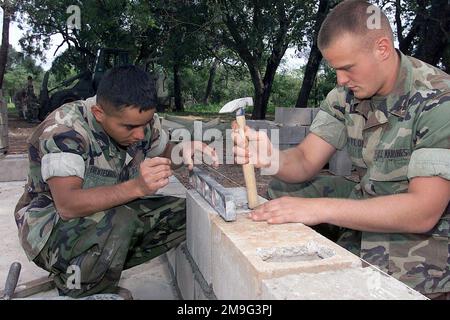 DIE US Marine Corps Lance Corporals Jose Fuentes-Aguilar und Michael Taylor von der Marine Wing Support Squadron 271, Cherry Point, North Carolina, haben während des Baus der Estigarribia School, Paraguay, neue HORIZONTE erschlossen. Die kombinierte Task Force Guarani Springs führt Ingenieure und medizinische Operationen in Paraguay durch und ermöglicht so eine gemeinsame Ausbildung. Die Task Force wird die Infrastruktur von vier Schulen, vier Brunnen, zwei medizinischen Kliniken renovieren, bauen und verbessern und mehrere medizinische Bereitschaftsübungen (MEDRETES) sowie tierärztliche Bereitschaftsübungen (VETRE) durchführen Stockfoto