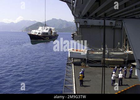 Personal, das der Decksabteilung an Bord der USS HARRY S. TRUMAN (CVN 75) zugeteilt ist, setzt sich auf gleichmäßigen Linien, während sie die Admirals Bardge in die Gewässer vor der Küste von Marimas, Türkei, absenken. Truman befindet sich auf dem Jungferneinsatz und soll nach Norfolk, Virginia, zurückkehren. Basis: USS Harry S. Truman (CVN 75) Stockfoto