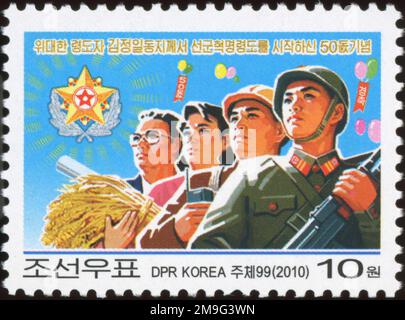 2010 Nordkorea-Stempel. Songun Revolutionary Leadership zum 50. Geburtstag. Stockfoto