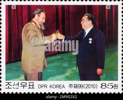 2010 Nordkorea-Stempel. 50. Jahre diplomatische Beziehungen zu Kuba. Kim Il Sung und Fidel Castro stoßen mit Champagner an Stockfoto