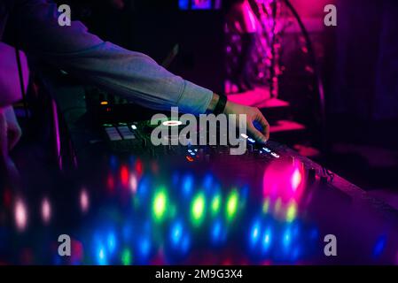 Spielt DJ-Musik auf einem professionellen Controller-Mixer in einem Nachtclub Stockfoto
