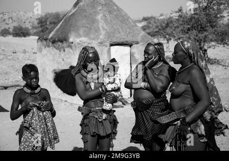 Familie Himba, Damaraland, Namibia, Afrika Stockfoto