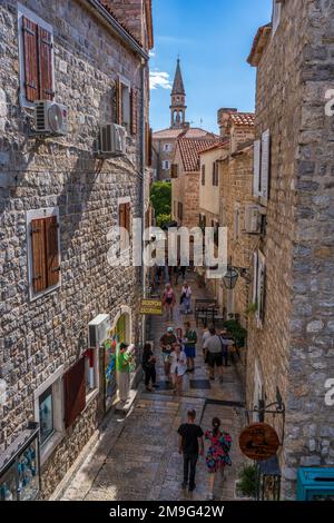 Blick von den Stadtmauern einer der engen Gassen in der Altstadt von Budva an der Adriaküste von Montenegro Stockfoto