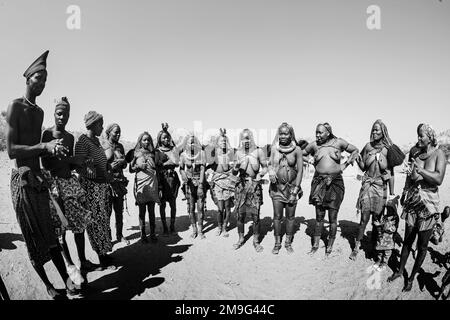 Himba-Stamm, Damaraland, Namibia, Afrika Stockfoto