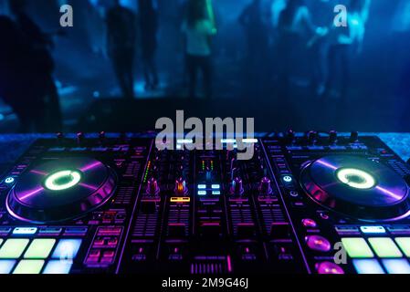 Professioneller DJ-Controller zum Mixen elektronischer Musik in einem Nachtclub Stockfoto