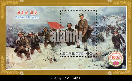 2010 nordkoreanische Briefmarken-Block, der Kim Il Sung zeigt, wie er Soldaten durch den Schnee führt, mit dem Titel die Sonne der Nation. Stockfoto