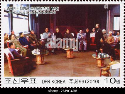 2010 nordkoreanische Briefmarke zum 60. Jahrestag der Freiwilligen des chinesischen Volkes im Koreakrieg mit einem Gemälde für Treffen. Stockfoto