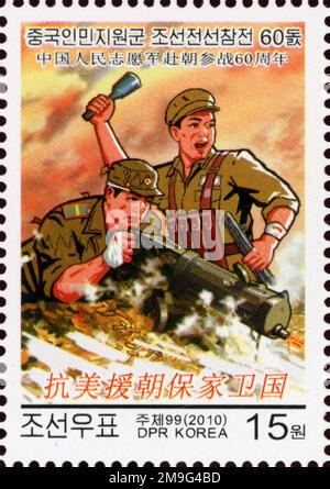 2010 Nordkorea-Stempel. 60. Jahre chinesische Hilfe im Koreakrieg. Chinesischer und koreanischer Soldat Stockfoto