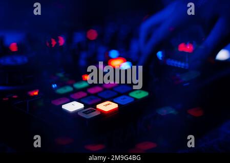 Professioneller DJ-Controller zum Mixen elektronischer Musik in einem Nachtclub Stockfoto