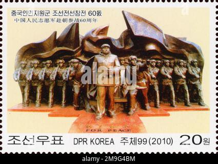 2010 Nordkorea-Stempel. 60. Jahre chinesische Hilfe im Koreakrieg. Denkmal für die chinesischen Soldaten Stockfoto