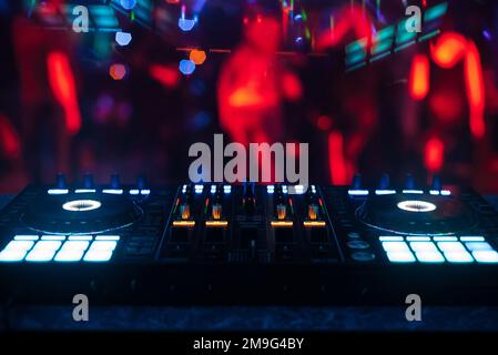 Professioneller DJ-Controller zum Mixen elektronischer Musik in einem Nachtclub Stockfoto