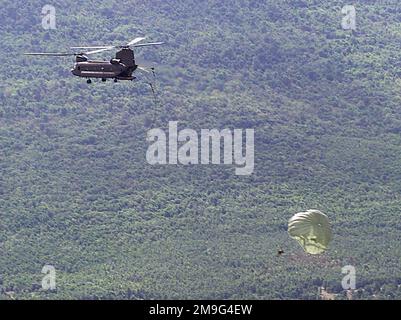 Die 1. Special Forces Group, das 2. Bataillon, Fort Lewis, Washington und die Royal Thai Army Airborne führen während der Übung COBRA GOLD 2001 einen statischen Freundschaftssprung durch. COBRA GOLD ist eine multilaterale Übung, an der mehr als 10.000 Teilnehmer, 45 Flugzeuge und 9 Schiffe des US-Militärs, der Royal Thai Armed Forces und der Singapore Armed Forces teilnehmen. COBRA GOLD ist die größte multilaterale Militärübung in Südostasien und soll die Fähigkeit der Streitkräfte verbessern, bei Friedensdurchsetzungseinsätzen zusammenzuarbeiten und humanitäre Hilfe zu leisten Stockfoto