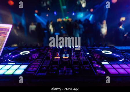 Music Mixer DJ Controller Board für die professionelle Mischung elektronischer Musik in einem Nachtclub auf einer Party Stockfoto