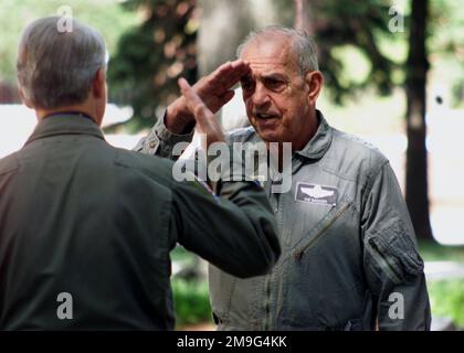 Der ehemalige Befehlshaber des Militärflugkommandos und der erste Befehlshaber des US-Transportkommandos, General Duane Cassidy, bringt mit dem Rücken zur Kamera Major General James Baginskis Salut zurück. Generalmajor James Baginski im Ruhestand, USAF, bekannt als "Bagger", ist der ehemalige Einsatzleiter der Joint Deployment Agency. Die Generäle waren auf dem Luftwaffenstützpunkt Scott, Illinois, für die Aufnahme eines Lehrvideos mit dem Titel „Mobility Heroes: Our Heritage“ für das Air war College und die Airmen Leadership Schools auf der ganzen Welt. Stützpunkt: Luftwaffenstützpunkt Scott Bundesstaat: Illinois (IL) Land: Vereinigte Staaten von Amerika Stockfoto