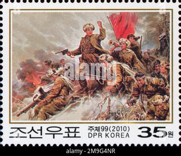 2010 die nordkoreanische Briefmarke zeigt Kim Il Sung, der eine Schlacht anführt, anlässlich seines 100. Geburtstages. Stockfoto
