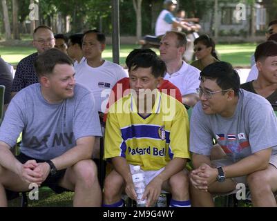 Ein US-, Thai- und Singapur-Soldat sitzt nach dem Fußballspiel und bringt Gedanken über die Ereignisse zusammen, die während der Übung AM Sporttag stattfanden COBRA GOLD 2001.Cobra Gold ist eine multilaterale Übung, an der mehr als 10.000 Teilnehmer, 45 Flugzeuge und 9 Schiffe des US-Militärs teilnehmen, Die königlichen thailändischen Streitkräfte und die Streitkräfte Singapurs. COBRA GOLD ist die größte multilaterale Militärübung in Südostasien und soll die Fähigkeit der Streitkräfte verbessern, bei Friedensdurchsetzungseinsätzen zusammenzuarbeiten und humanitäre Hilfsprogramme durchzuführen Stockfoto