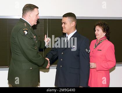 Bei einer Beförderungszeremonie gratuliert General John M. Keane, stellvertretender STABSCHEF der US-Armee, seinem Sohn, SENIOR AIRMAN Daniel Keane, zu seiner Beförderung zum SENIOR AIRMAN am Luftwaffenstützpunkt Vandenberg. Basis: Luftwaffenstützpunkt Vandenberg Bundesstaat: Kalifornien (CA) Land: Szene der Vereinigten Staaten von Amerika (USA) Hauptkommando gezeigt: AFSPC Stockfoto