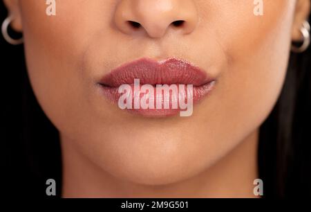 Luziöse Lippen. Nahaufnahme eines unbekannten jungen Frauenlippen. Stockfoto