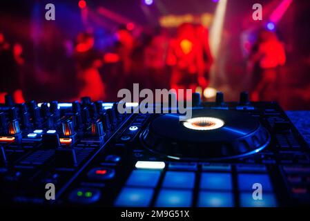 Professioneller DJ-Controller zum Mixen elektronischer Musik in einem Nachtclub Stockfoto