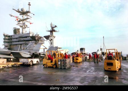Die US Navy Aviation Ordnancemen finden Kampfmittelcontainer, die während einer Waffenentladung auf dem Cockpit der USS HARRY S. TRUMAN (CVN 75) an die USNS SIRIUS (T-AFS 8) weitergegeben werden. Basis: USS Harry S. Truman (CVN 75) Stockfoto
