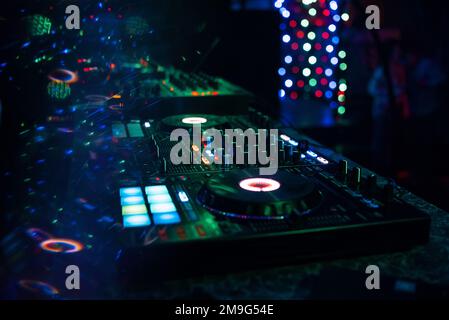 Music Mixer DJ Controller Board für die professionelle Mischung elektronischer Musik in einem Nachtclub auf einer Party Stockfoto